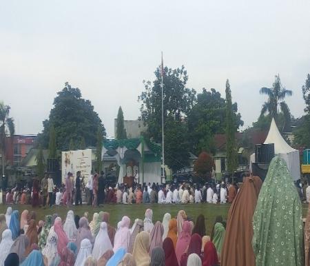 Pj Walikota Pekanbaru, Muflihun Salat Idulfitri dengan ratusan warga di Lapangan Baterai-C (foto/Dini)